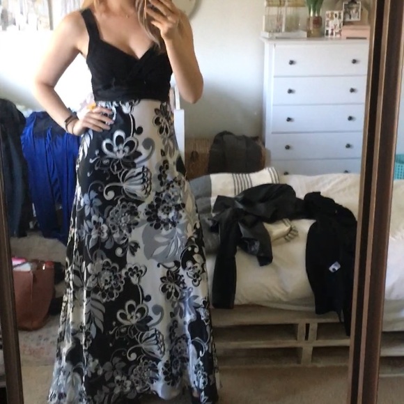 Black / White Evening Dress - Picture 2 of 3